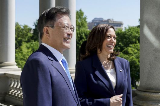 미국을 방문 중인 문재인 대통령이 21일 오전(현지시간) 미국 워싱턴 아이젠하워 행정동에서 카멀라 해리스 미국 부통령을 접견 중 발코니에서 환담하고 있다.(사진=뉴시스)