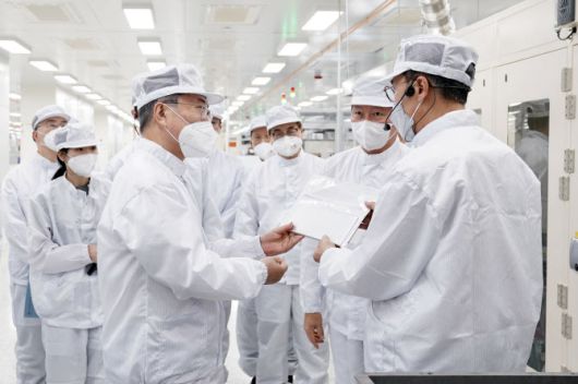 문재인 대통령이 22일 오후(현지시간) 미국 애틀랜타 SK이노베이션 조지아공장에서 전기차 배터리 1공장을 시찰하며 배터리 재료등에 대해서 설명듣고 있다.(사진=뉴시스)