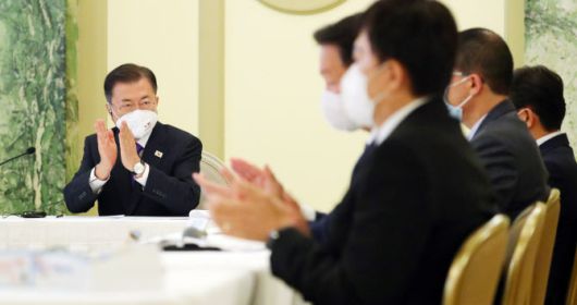 문재인 대통령이 22일 오전(현지시간) 미국 워싱턴 시내 한 호텔에서 열린 ‘한미백신기업 파트너십 행사’에 참석해 스테판 반셀 모더나CEO의 발언 후 박수를 치고 있다.(사진=뉴시스)