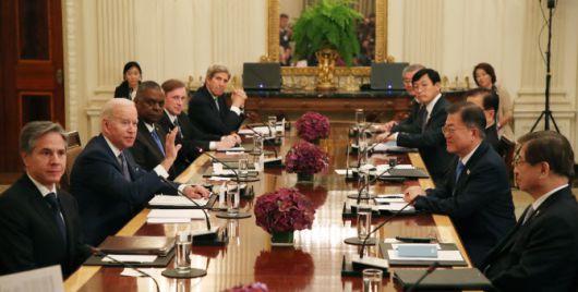문재인 대통령과 조 바이든 미국 대통령이 지난 21일 오후(현지시간) 백악관 국빈만찬장에서 확대회담을 하고 있다. (사진=연합뉴스)