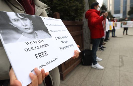 재한 미얀마인들이 지난 2월 오전 서울 중구 서울중앙우체국 앞에서 미얀마 군부 쿠데타를 규탄하며 손팻말을 들고 있는 모습. (사진=연합뉴스)
