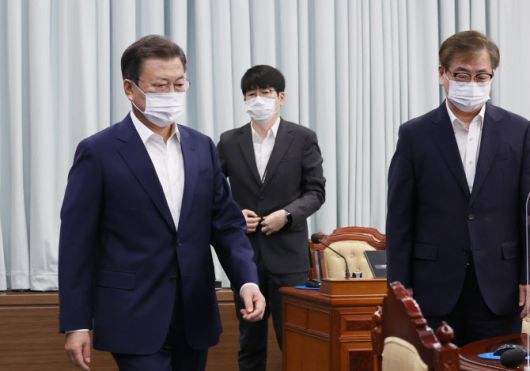 문재인 대통령이 지난달 27일 오전 청와대에서 열린 국무회의에 참석하고 있다. 서훈 국가안보실장(오른쪽), 탁현민 의전비서관이 참석해 있다 (사진=연합뉴스)