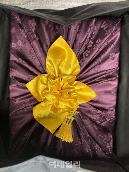 문 대통령 내외가 마리안느·마가렛 간호사에게 보낸 친전과 선물(사진=청와대)