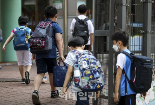 지난 6일 서울시내의 한 초등학교에서 학생들이 등교하고 있다.(사진=뉴시스)