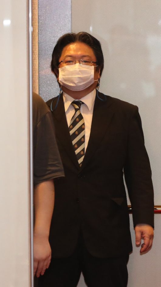 소마 히로히사 주한 일본대사관 총괄 공사가 13일 일본 정부의 방위백서 관련 서울 종로구 도렴동 외교부 청사로 초치돼 엘리베이터를 타고 있다(사진=연합뉴스).