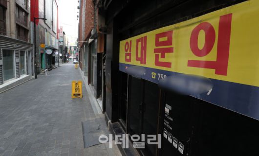 [이데일리 방인권 기자] 신종 코로나바이러스 감염증(코로나19) 확산세가 이어지면서 소상송인들과 자영업자들이 벼랑끝으로 몰리고 있는 가운데 12일 서울 명동 상점들이 비어 있다.