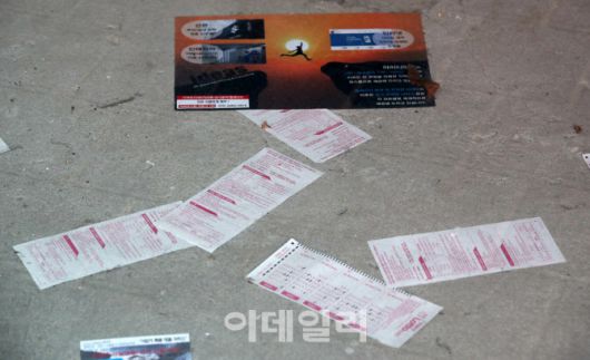 [이데일리 방인권 기자] 신종 코로나바이러스 감염증(코로나19) 확산세가 이어지면서 소상송인들과 자영업자들이 벼랑끝으로 몰리고 있는 가운데 12일 비어 있는 서울 명동의 한 상점안에 빈 점포 바닥에 흩어져 있는 로또복권 용지.