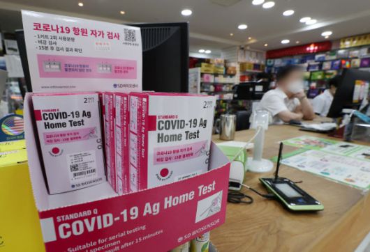 서울 종로5가의 한 약국에 코로나19 자가검사키트가 진열돼 있다.(사진=연합뉴스 제공)