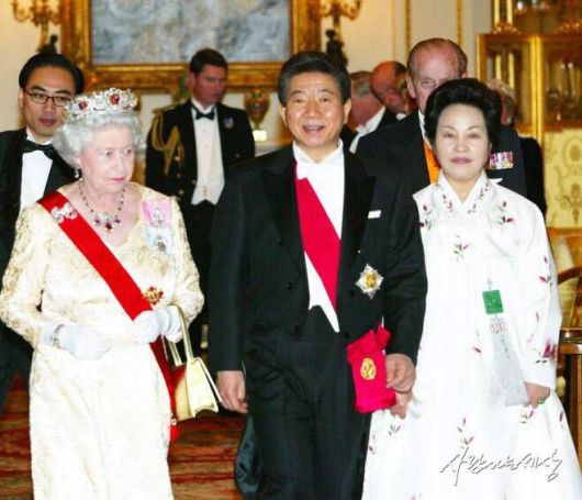 2004년 12월 당시 노무현 대통령과 영부인 권양숙 여사가 영국 엘리자베스 2세 여왕과 함께 런던 버킹엄궁에서 열린 국빈 환영 만찬에 참석하고 있다 (사진=노무현재단)