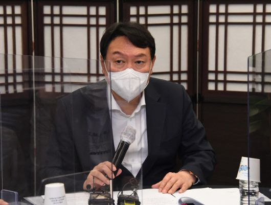 국민의힘 대선주자인 윤석열 전 검찰총장이 지난 22일 서울 종로구 국민캠프에서 열린 자영업 비대위 간담회에서 인사말을 하고 있다.                                                                                                                                                              [사진=연합뉴스]