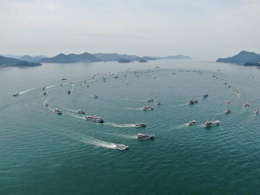 경남지역 환경단체 등으로 구성된 일본방사능 오염수 방류저지 경남행동이 지난 6월 2일 통영 이순신공원과 인근 바다에서 어선 100여척을 동원해 일본 정부의 오염수 방류 계획 철회를 촉구하는 해상 시위를 하고 있다. (사진=연합뉴스)