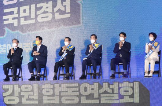 12일 오후 강원 원주시 오크밸리리조트 컨벤션센터에서 열린 더불어민주당 강원권역 순회경선 합동연설회에서 후보들이 선거 결과 발표를 들은 뒤 손뼉 치고 있다. 왼쪽부터 기호순으로 이재명, 김두관, 정세균, 이낙연, 박용진, 추미애 후보. (사진=연합뉴스)