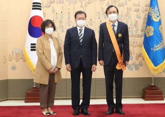 문재인 대통령이 6일 오전 청와대 본관에서 이기택 전 대법관에게 훈장을 수여 후 기념촬영을 하고 있다. 왼쪽은 배우자 홍혜경씨. (사진=연합뉴스)