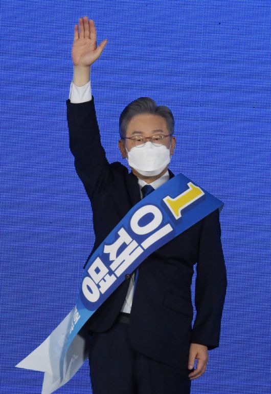 10일 오후 서울 송파구 올림픽공원 SK올림픽핸드볼경기장에서 열린 더불어민주당  제20대 대통령선거 후보자 선출을 위한 서울 합동연설회에서 이재명 후보가 기념촬영에 앞서 인사하고 있다. (사진=연합뉴스)