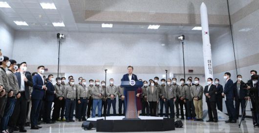 문재인 대통령이 지난 21일 오후 한국형 발사체 ‘누리호(KSLV-2)’의 발사 참관을 마치고 전남 고흥 나로우주센터 발사통제동에서 대국민 메시지를 발표하고 있다. (사진=연합뉴스)