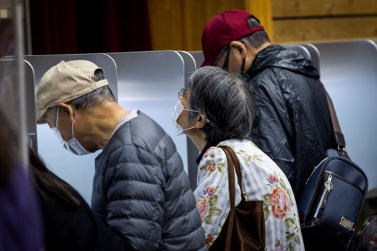 도쿄의 한 투표소에서 유권자들이 제49회 중의원 선거에 투표하고 있다(사진=AFP)