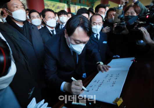 [이데일리 노진환 기자] 경선 과정에서 ‘전두환 옹호’ 발언과 SNS에서 ‘개 사과’ 논란을 일으킨 윤석열 국민의힘 대선후보가 10일 오후 광주 북구 운정동 국립5·18민주묘지 방문하며 방명록을 작성하고 있다.