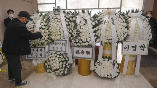 전두환 전 대통령 장례 이틀째인 24일 오전 고인의 빈소가 마련된 서울 서대문구 신촌세브란스병원 장례식장에 박근혜 전 대통령의 근조 화환이 도착하고 있다. 박 전 대통령의 화환 옆으로 반기문 전 유엔사무총장, 김영삼 전 대통령 부인 손명순 여사, 노태우 전 대통령 부인 김옥숙 여사, 이명박 전 대통령의 화환이 놓여 있다.(사진=공동취재단)