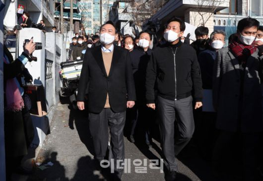 윤석열 국민의힘 대선 후보가 13일 오후 서울 강북구 미아동 미아 4-1 주택 재건축 정비구역을 찾아 오세훈 서울시장과 함께 현장을 둘러보고 있다.(사진=국회사진취재단)