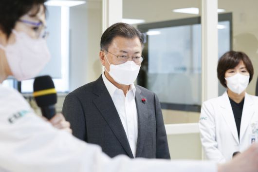 문재인 대통령이 24일 서울 강서구 마곡동 이화여자대학교 의과대학 부속 서울병원을 방문, 이선영 이대서울병원 전략기획본부장으로부터 병상확충 관련 브리핑을 받고 있다.(사진=연합뉴스)