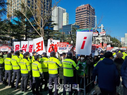 우리공화당 지지자들이 30일 오전 대구 수성구 국민의힘 대구시당 앞에서 집회를 열고 윤석열 국민의힘 대선 후보이 박근혜 전 대통령에게 사과할 것을 요구하고 있다. (사진=이지은 기자)