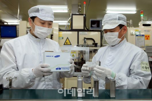 삼성SDI직원들이 배터리 셀을 살펴보고 있다.(사진=삼성SDI)