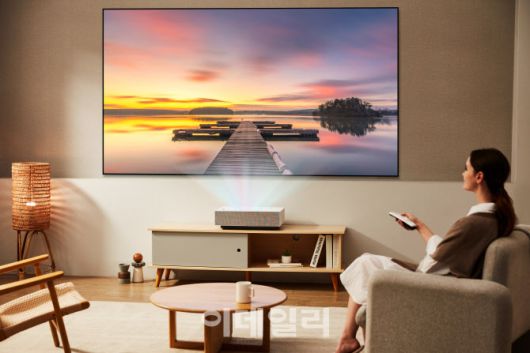 사진은 초단초점 방식을 적용해 벽으로부터 한 뼘 수준의 거리에만 설치해도 100형 4K 해상도 화면 구현은 물론, 시청 환경과 콘텐츠에 최적화된 화면을 자동으로 구현하는 LG 시네빔 레이저 4K 신제품(시리즈명 HU715Q).