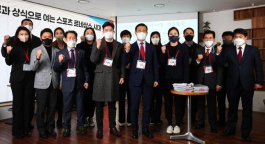 지난 16일 서울 여의도 한 카페에서 열린 ‘윤석열과 함께 여는 스포츠 르네상스시대’에서 올림픽 금메달리스트인 사격 진종오 서울시청 선수, 유도 이원희 용인대 교수 등 스포츠스타 및 체육인들이 국민의힘 윤석열 대선 후보 지지 선언문을 발표한 뒤 구호를 외치고 있다.(사진=뉴스1)