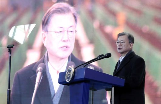 문재인 대통령이 24일 전북 군산시 현대중공업 군산조선소에서 열린 군산조선소 재가동 협약식에서 인사말을 하고 있다.(사진=연합뉴스)