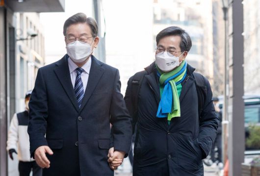 이재명 더불어민주당 대선 후보와 김동연 새로운물결 대선 후보가 1일 오후 서울 마포의 한 카페에서 회동한 후 손을 잡고 함께 이동하고 있다. 김 후보가 새로운물결 상징색인 초록색과 파란색 목도리를 두른 모습.(사진=더불어민주당 선대위)