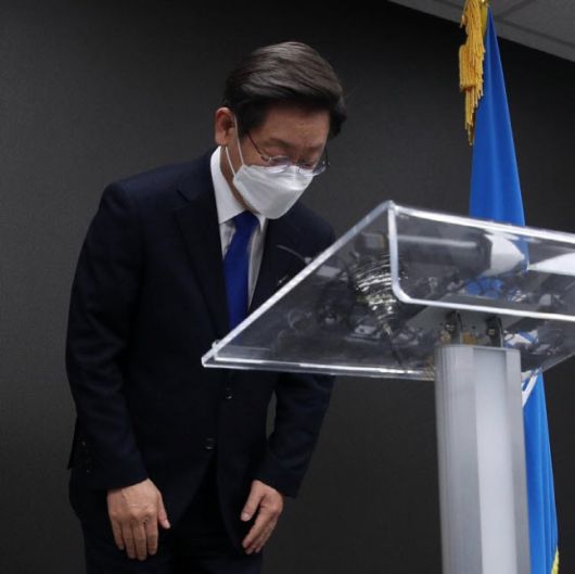 이재명 더불어민주당 대선후보가 10일 새벽 서울 여의도 중앙당사에서 대선 패배 승복을 선언한 뒤 인사하고 있다.(사진=공동취재)