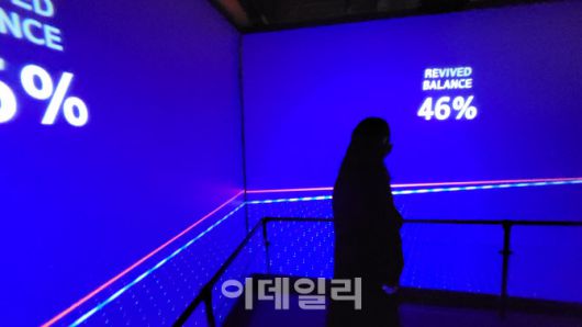 ▲21일 서울 성동구 성수동에 문을 연 라네즈 ‘라이프 오아시스(LIFE OASIS) 2.0’에 마련된 4번째 공간 ‘회복의 균형’에서 관람객들이 체험 공간 바닥의 균형을 맞추는 ‘밸런스 게임’에 참여하고 있다.(사진=김범준 기자)