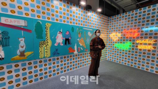 ▲21일 서울 성동구 성수동에 문을 연 라네즈 ‘라이프 오아시스(LIFE OASIS) 2.0’에서 NOVO(본명 강정은) 작가가 ‘회복’을 주제로 라네즈와 협업한 작품들을 전시하고 소개하고 있다.(사진=김범준 기자)