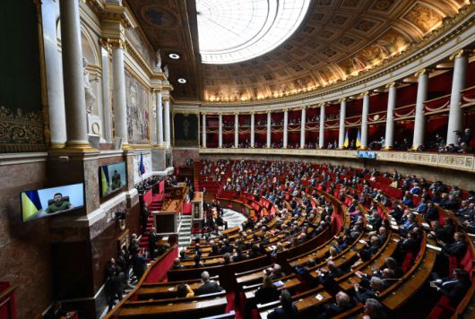 볼로디미르 젤렌스키 우크라이나 대통령이 23일(현지시간) 프랑스 파리 의사당에 모인 상·하원 의원들을 상대로 화상 연설을 하고 있다. 그는 이날 연설에서 르노, 오샹, 르루아 메를랭 등 프랑스 대기업의 러시아 철수를 촉구했다. (사진=파리AFP·연합뉴스)