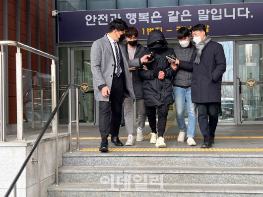 강남 일대 아파트를 돌며 2억원이 넘는 금품을 훔친 김모씨가 25일 서울 강남경찰서에서 송치되고 있다. (사진=권효중 기자)