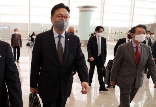 국민의힘 정진석 국회부의장이 단장인 한일정책협의대표단이 24일 인천공항에서 출국장으로 이동하고 있다. 대표단은 28일까지 일본 정부, 국회, 재계 인사 등과 만날 계획이다.(사진=연합 제공)