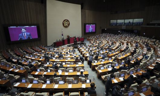 권성동 국민의힘 원내대표가 27일 검찰 수사권과 기소권 분리 법안 처리를 위해 열린 국회 본회의에서 필리버스터(무제한 토론)를 하고 있다.(사진=연합뉴스)