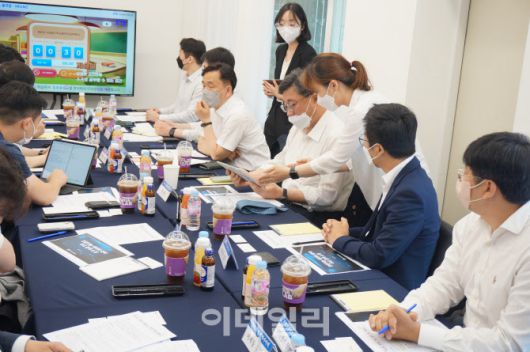 박윤규 과기정통부 2차관(사진 가운데)이 23일 진행한 ‘디지털 국정과제 연속 현장 간담회’에서 시연에 참여하고 있다. (사진=정보통신산업진흥원)