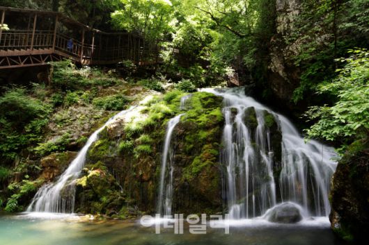 무건리 이끼폭포 하단폭포 왼쪽 옆으로 상단폭포로 향하는 덱이 설치되어 있다