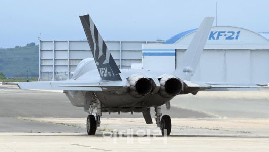 한국항공우주산업이 만든 KF-21 시제기가 지상테스트를 시작한 지난 6일 테스트파일럿이 램프택시(Ramp Taxi)를 하고 있다. (사진공동취재단)