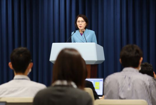 강인선 대통령실 대변인이 21일 오전 서울 용산 대통령실 청사에서 열린 브리핑에서 통일부 대통령 업무보고가 연기됐다고 밝히고 있다. (사진=연합뉴스)