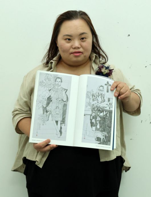 캐리커처 작가 겸 배우로 활동하는 정은혜 작가가 이데일리와의 인터뷰에서 포즈를 취하고 있다(사진=방인권 기자).