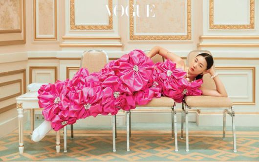 모델 한혜진이 청와대 영빈관 안에서 포즈를 취하고 있다. (사진=보그코리아)