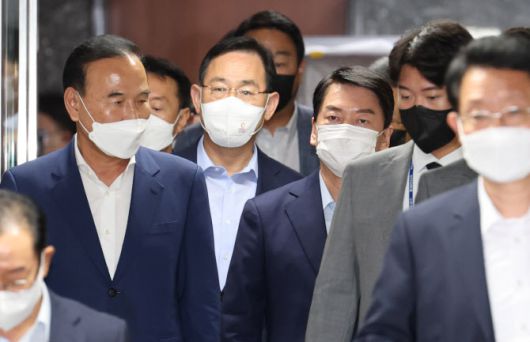 주호영 국민의힘 비상대책위원장(왼쪽 두번째)와 안철수 의원(왼쪽 세번째)이 27일 오후 서울 여의도 국회에서 열린 의원총회에 참석하고 있다.(사진=연합뉴스 제공)