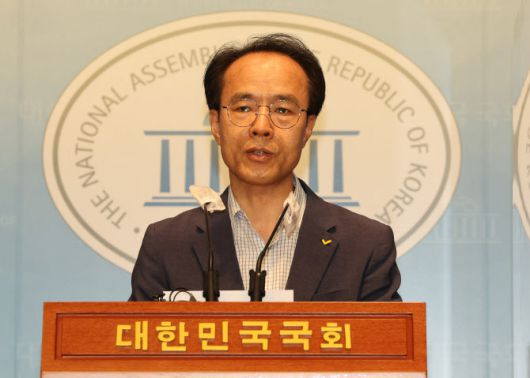 이동영 정의당 수석대변인이 4일 국회 소통관에서 비례대표 국회의원 사퇴 권고 여부를 묻는 권고안의 당원총투표를 발표하고 있다.(사진=연합뉴스)
