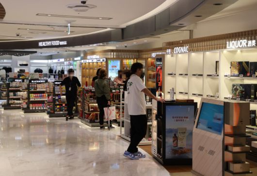 5일 오후 서울 시내 면세점에서 고객들이 쇼핑하고 있다. (사진=연합뉴스)