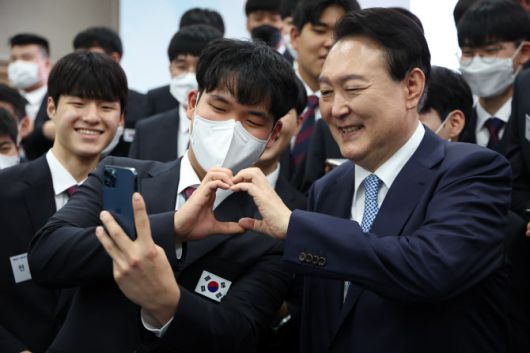 윤석열 대통령이 14일 인천시 부평구 글로벌숙련기술진흥원을 방문,  국제기능올림픽  국가대표들과 간담회를 마친 뒤 기념촬영을 하고 있다 (사진=연합뉴스)