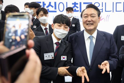 윤석열 대통령이 14일 인천시 부평구 글로벌숙련기술진흥원을 방문,  국제기능올림픽  국가대표들과 간담회를 마친 뒤 기념촬영을 하고 있다 (사진=연합뉴스)