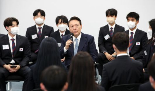 윤석열 대통령이 9일 인천시 부평구 글로벌숙련기술진흥원을 방문,  국제기능올림픽에 출전하는 국가대표들과 간담회를 하고 있다 (사진=연합뉴스)
