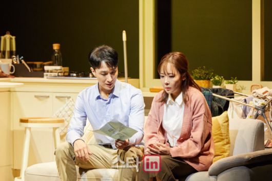 지난 1일 서울 강남구 백암아트홀에서 개막한 연극 ‘82년생 김지영’의 한 장면. 김지영 역의 배우 소유진(오른쪽)가 김지영의 남편 정대현 역의 배우 김승대가 열연하고 있다. (사진=스포트라이트, 문화아이콘)